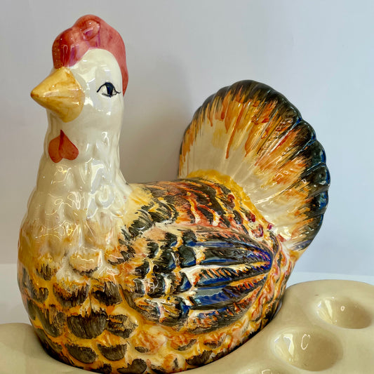 Galinha Porta Ovos em Cerâmica - Com Detalhes Laranja e Preto | Cerâmica Alessandra