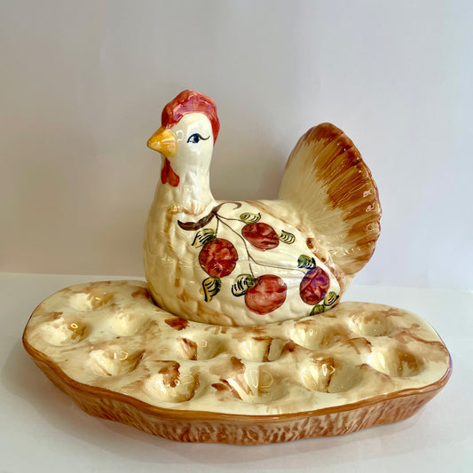 Galinha Porta Ovos em Cerâmica - Bege com Detalhes de Maças Vermelhas | Cerâmica Alessandra
