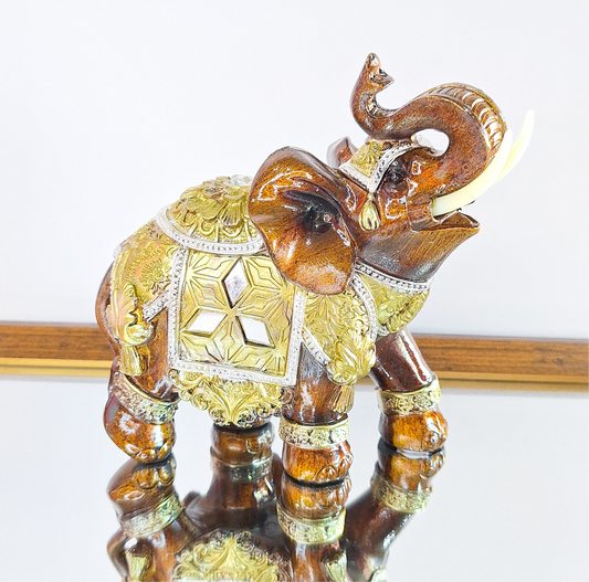 Elefante Decorativo em Resina com Detalhes Dourados – Símbolo de Sorte e Prosperidade