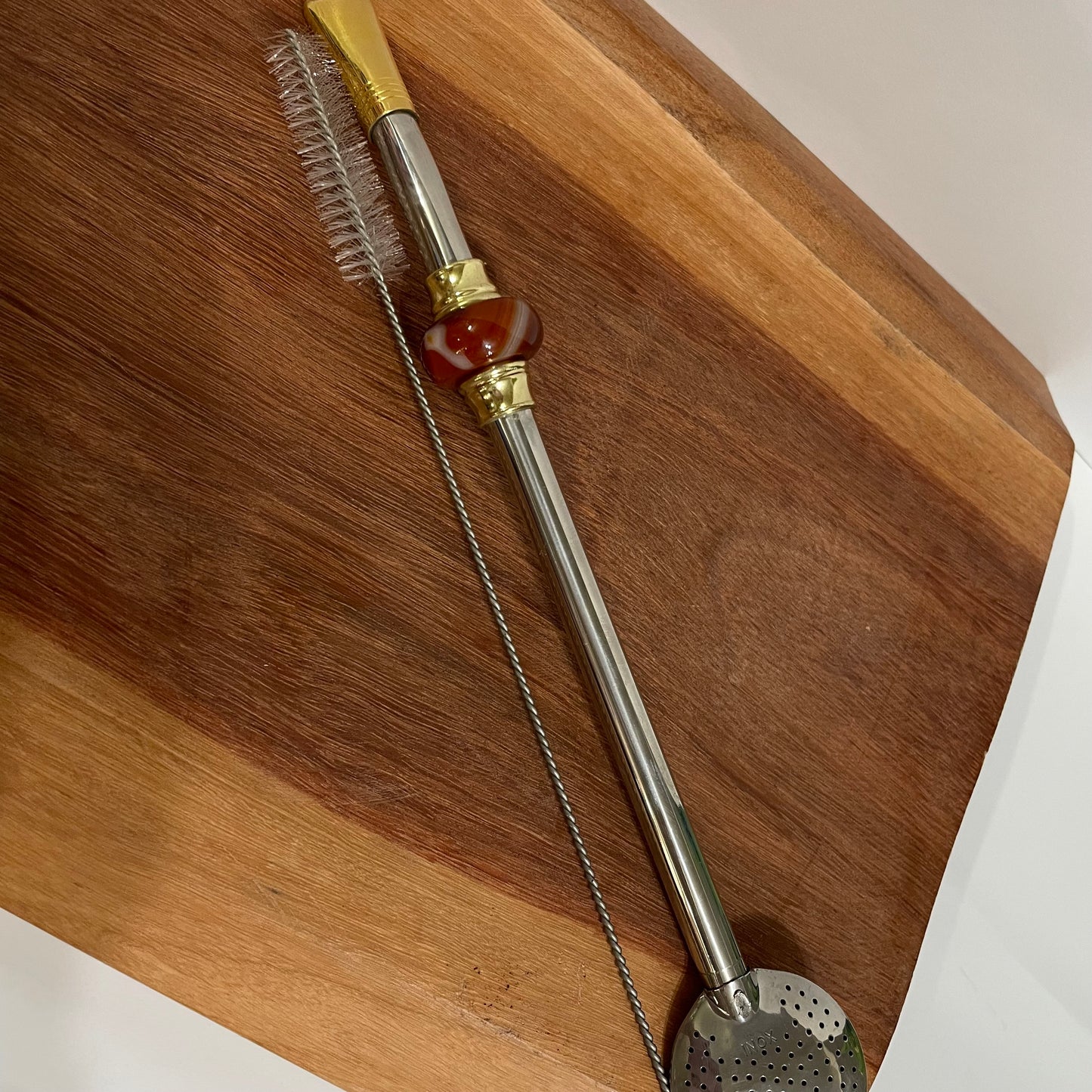 Bomba de Chimarrão Aço Inox 25 cm com Rosca - Bocal Dourado - Pedra Acrílica Marrom | Garibaldi