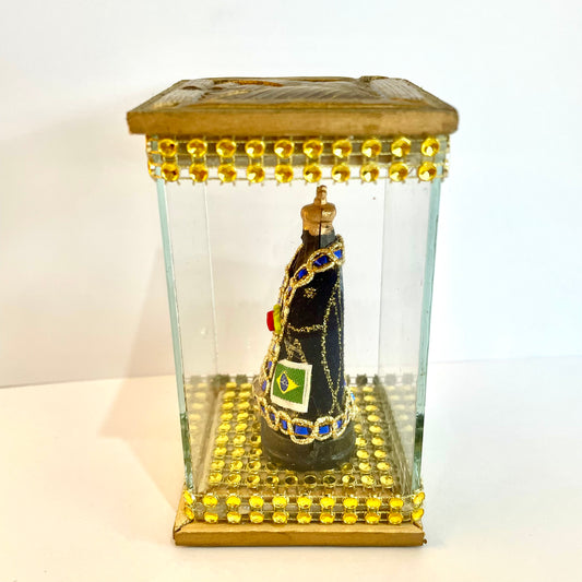 Decoração Cúpula de Vidro e Madeira 11 cm - Nossa Senhora Aparecida | Detalhes em Pedrinhas