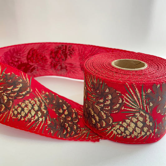 Fita Aramada Tecido com Costura 6,3 cm x 9,14 m Vermelho com Pinhas FlorArte – Arame Interno, Laços e Decoração