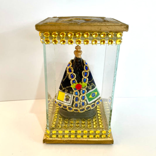 Decoração Cúpula de Vidro e Madeira 11 cm - Nossa Senhora Aparecida | Detalhes em Pedrinhas