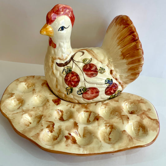 Galinha Porta Ovos em Cerâmica - Bege com Detalhes de Maças Vermelhas | Cerâmica Alessandra