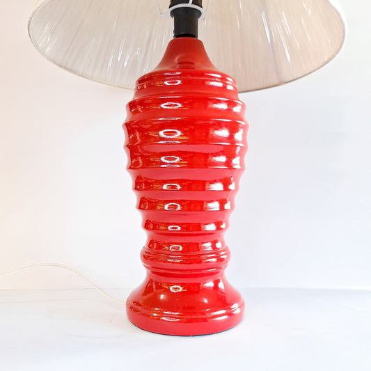 Abajur De Mesa Em Cerâmica Com Base Vermelha | Art House