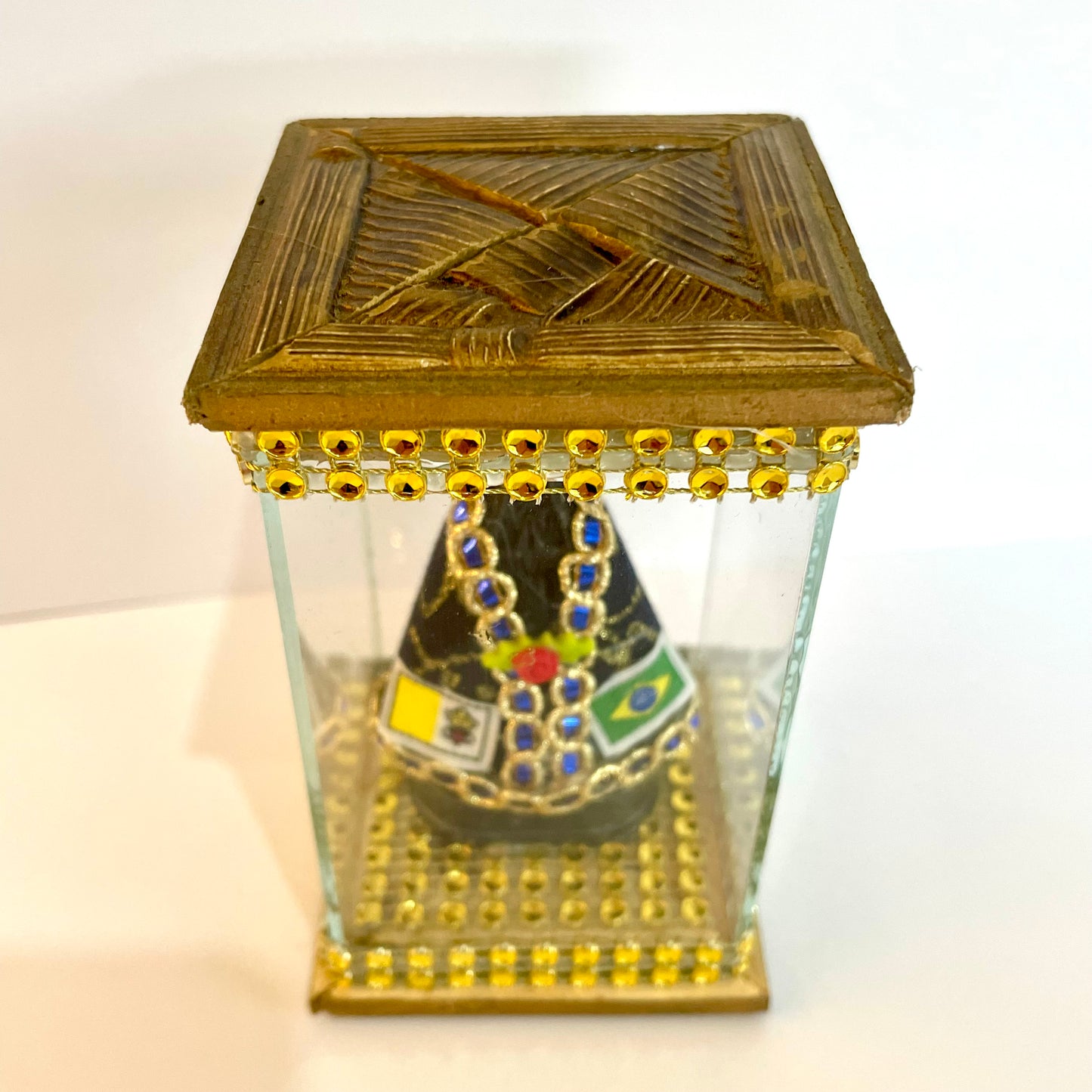 Decoração Cúpula de Vidro e Madeira 11 cm - Nossa Senhora Aparecida | Detalhes em Pedrinhas