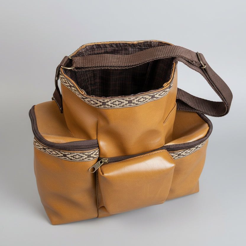 Mateira Argentina Lisa com Faixa Pampa Matetri 30 x 26 x 12 cm (L x A x C) – Bolsa para Chimarrão 1L | Couro Sintético Resistente, Compartimentos para Térmica & Acessórios