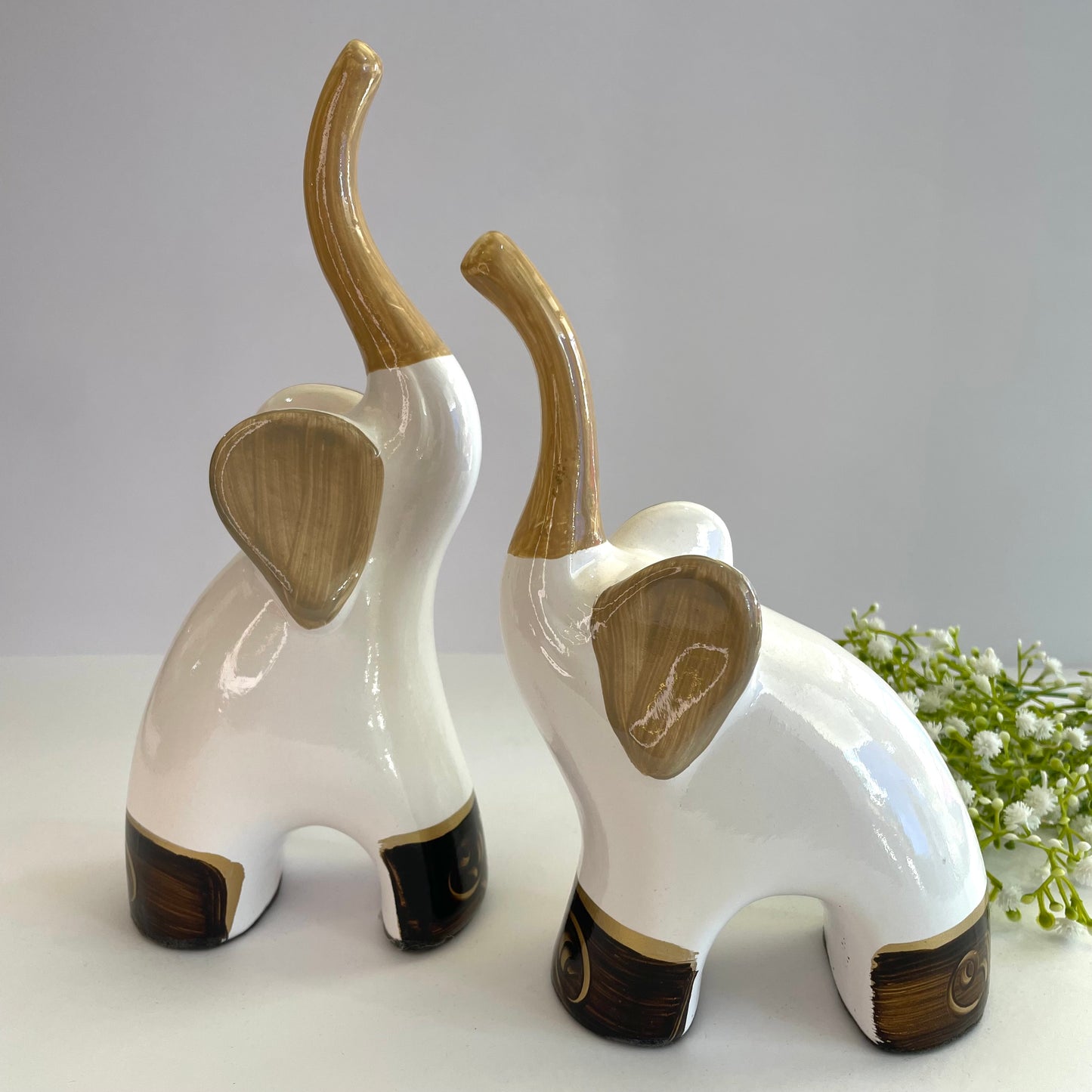 Dupla de Elefantes em Cerâmica – Star Bella | Decoração Elegante e Significado de Prosperidade