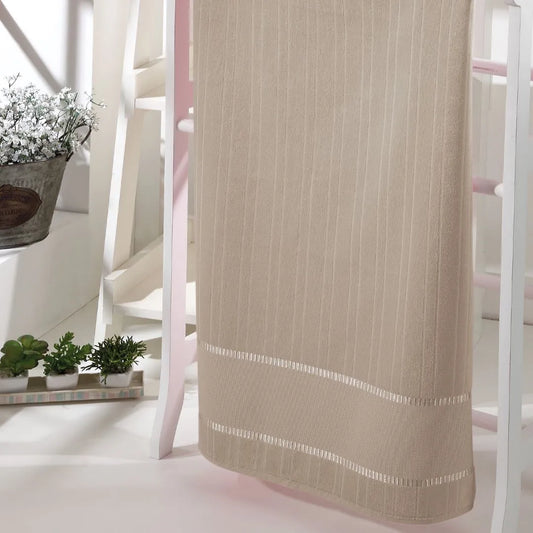 Toalha de Banho Döhler Bella 70 x 140 cm – Algodão 85%+, Gramatura 400g/m², Toque Aveludado + Barra para Bordar (Ponto Cruz) – Cores Diversas