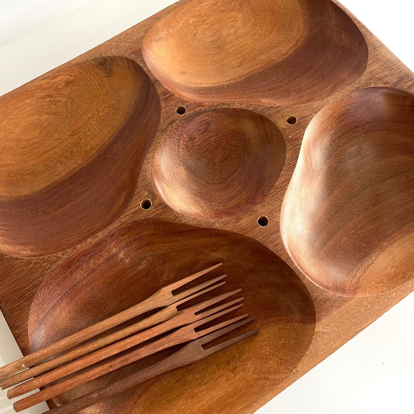 Gamela de Madeira com Divisória + Garfinhos de Madeira | Petisqueira Artesanal Rústica - 31 x 26 x  3 cm