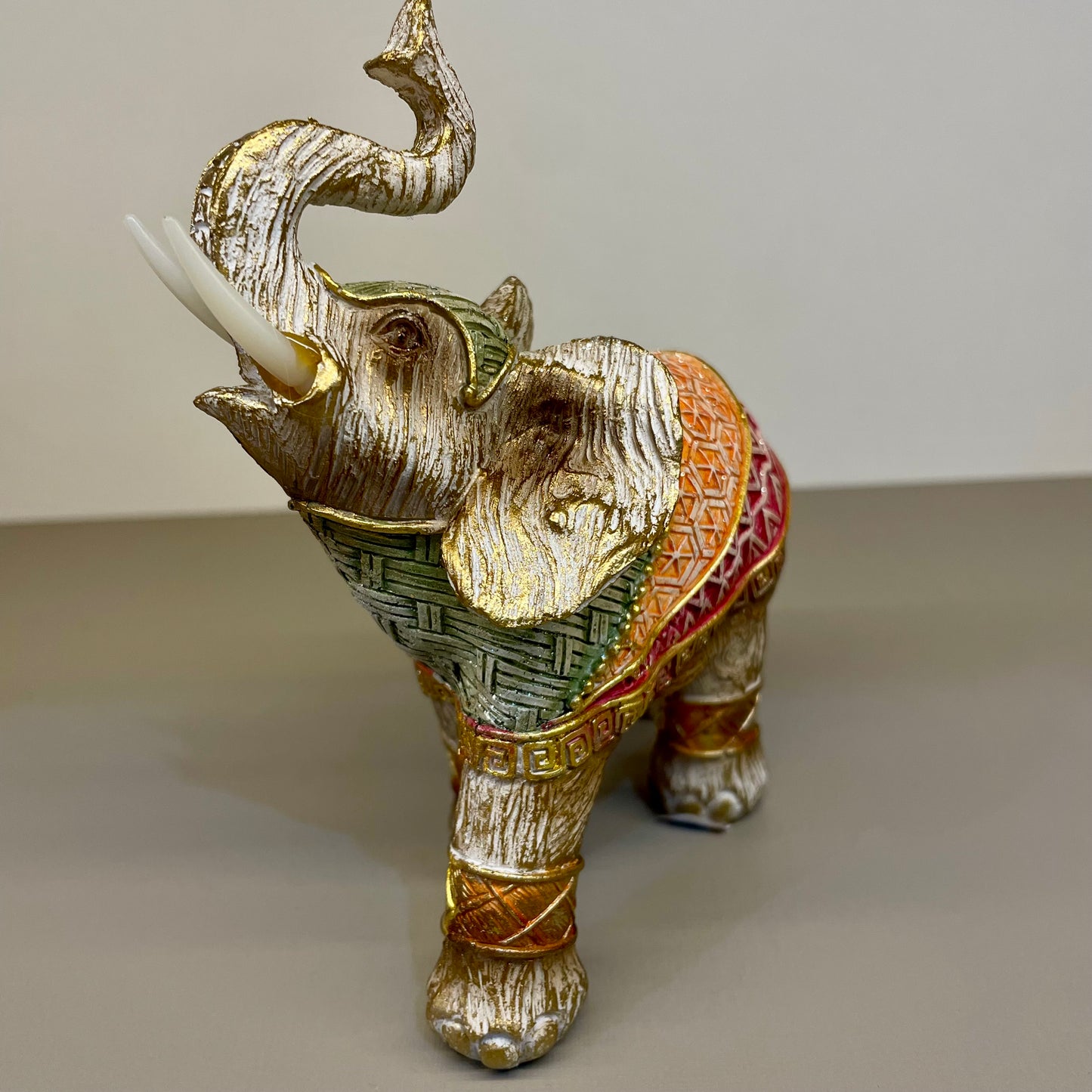 Elefante Clássico em Resina – Colorido com Detalhes em Dourado