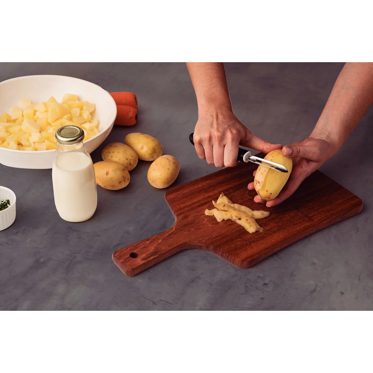 Descascador de Batatas Manual Utilitá em Aço Inox com Cabo de Polipropileno Preto | Tramontina
