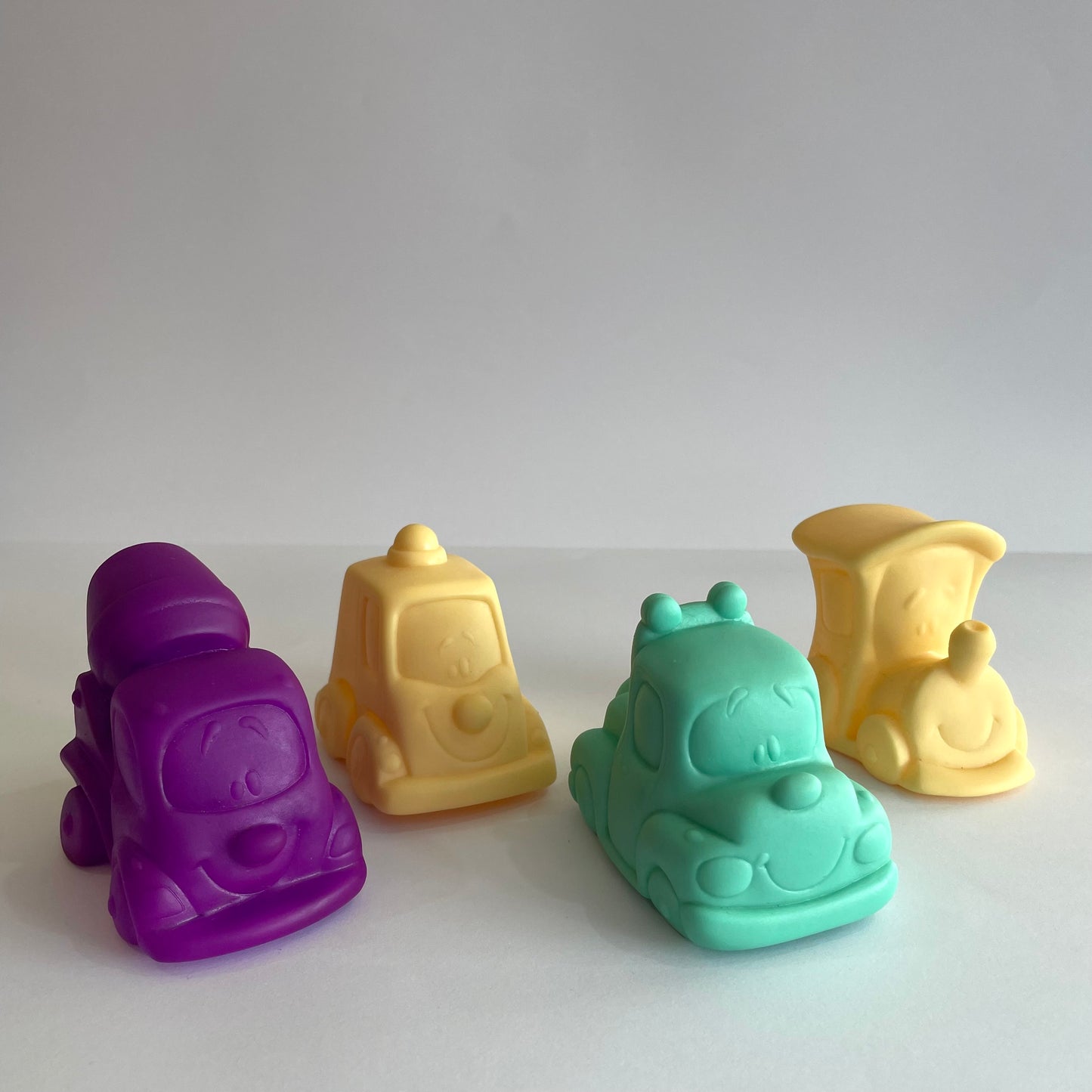 Mordedor de Bebê Carrinho de Borracha Atóxica Nova Toys – Cores Variadas
