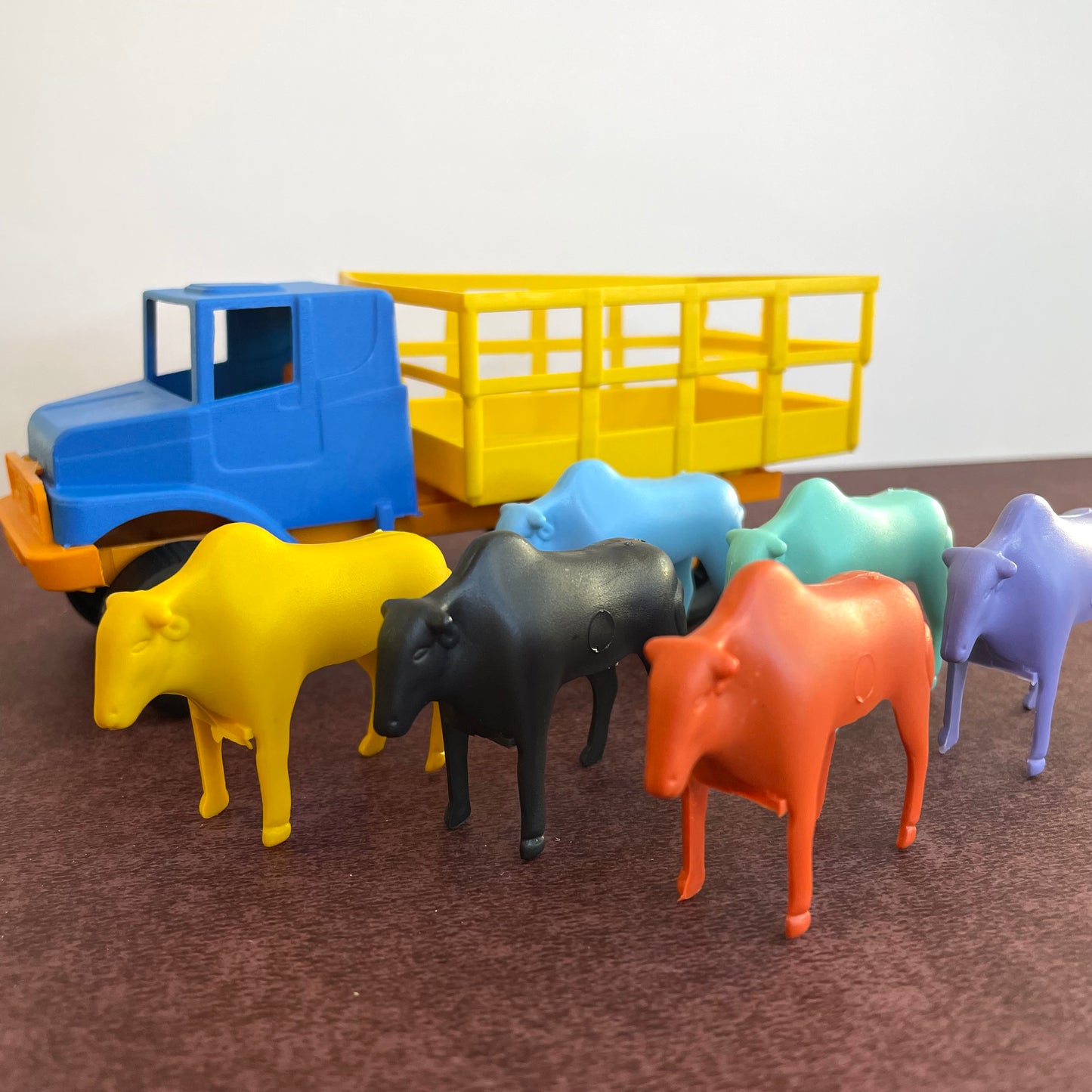 Caminhão de Brinquedo Transporte de Animais com 6 Boizinhos – Coral