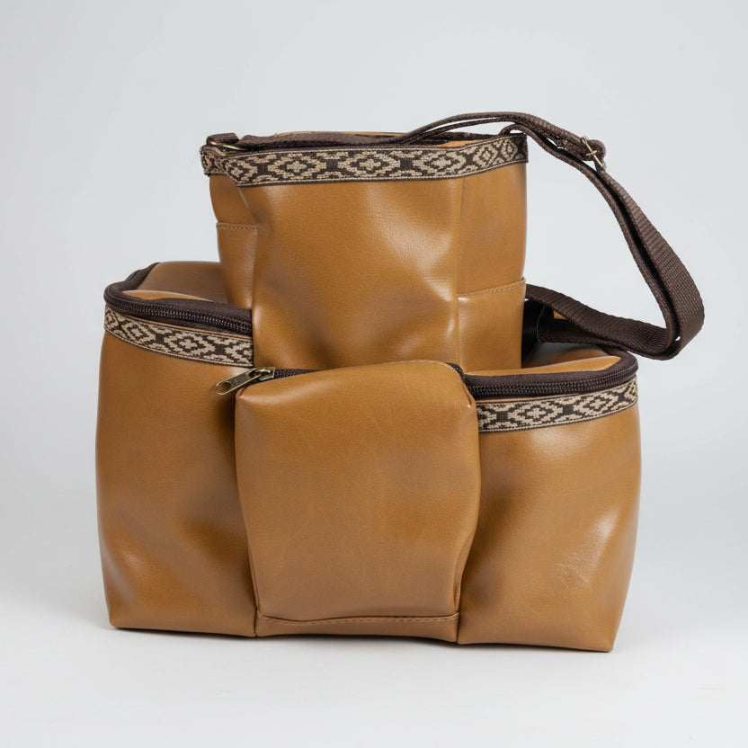 Mateira Argentina Lisa com Faixa Pampa Matetri 30 x 26 x 12 cm (L x A x C) – Bolsa para Chimarrão 1L | Couro Sintético Resistente, Compartimentos para Térmica & Acessórios