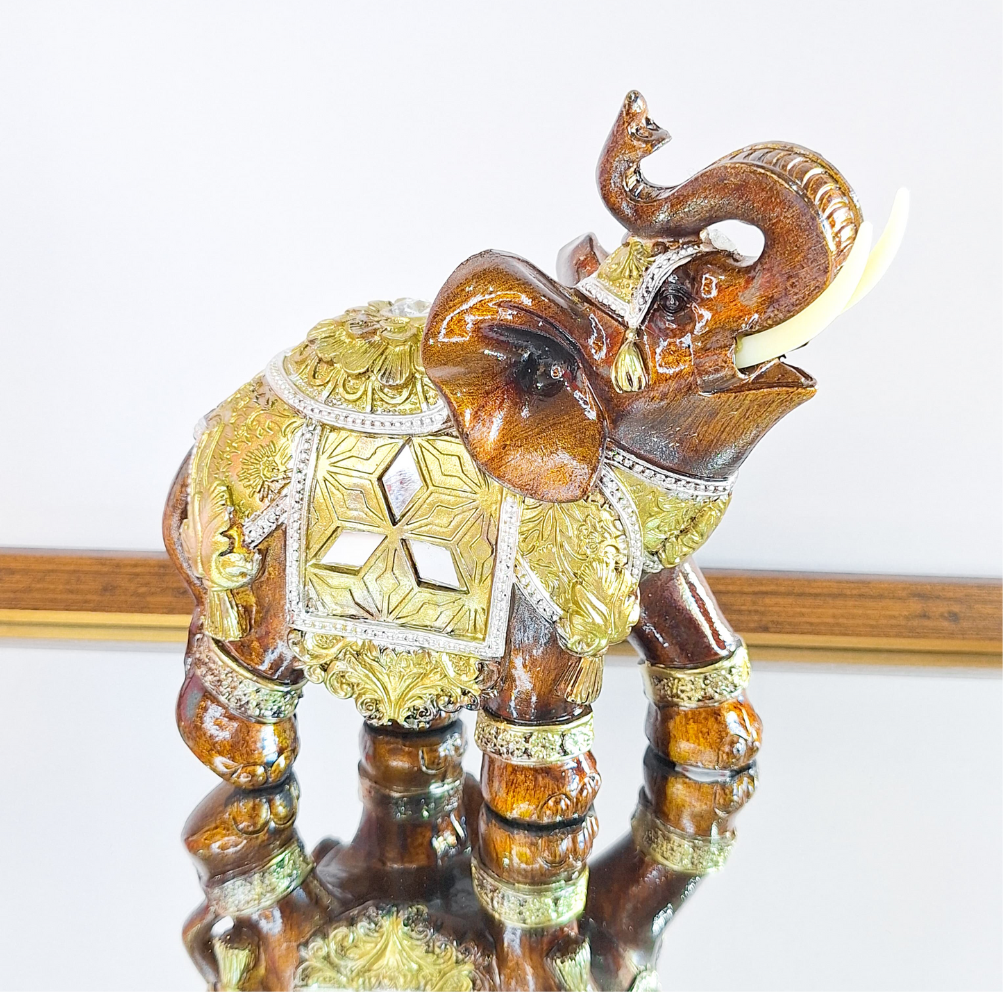 Elefante Decorativo em Resina com Detalhes Dourados – Símbolo de Sorte e Prosperidade