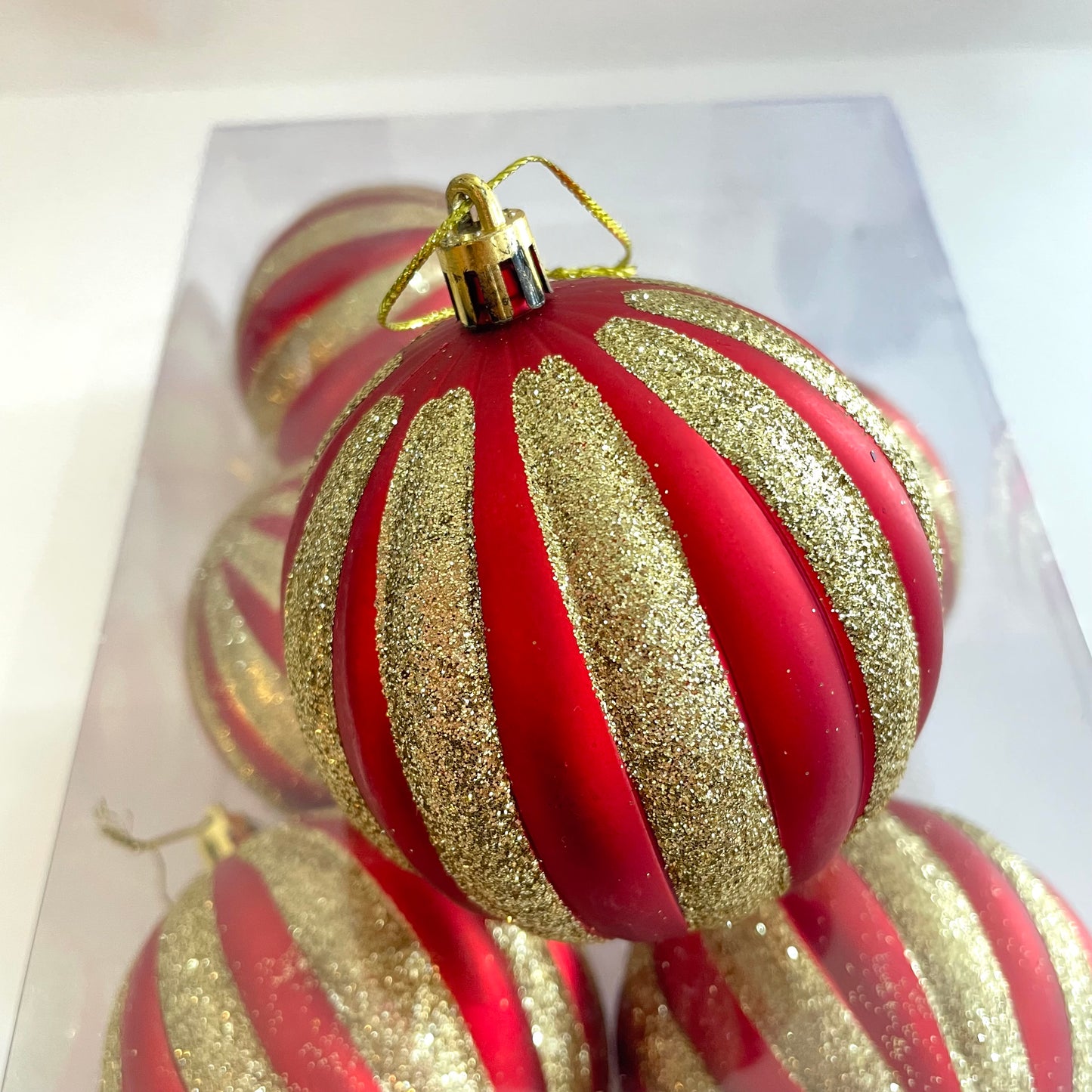 Bola de Natal Decorada em PVC – Kit 6 und – Ø 8 cm – Vermelho & Dourado – Enfeite Árvore Natalina | FlorArte