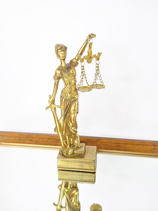 Estatueta Dama da Justiça 18 cm Youbai – Resina Dourada Décor Jurídico
